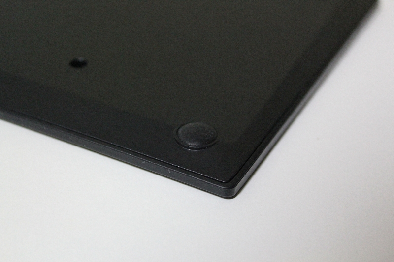 ThinkPad Bluetooth ワイヤレス・トラックポイント・キーボード 底面角
