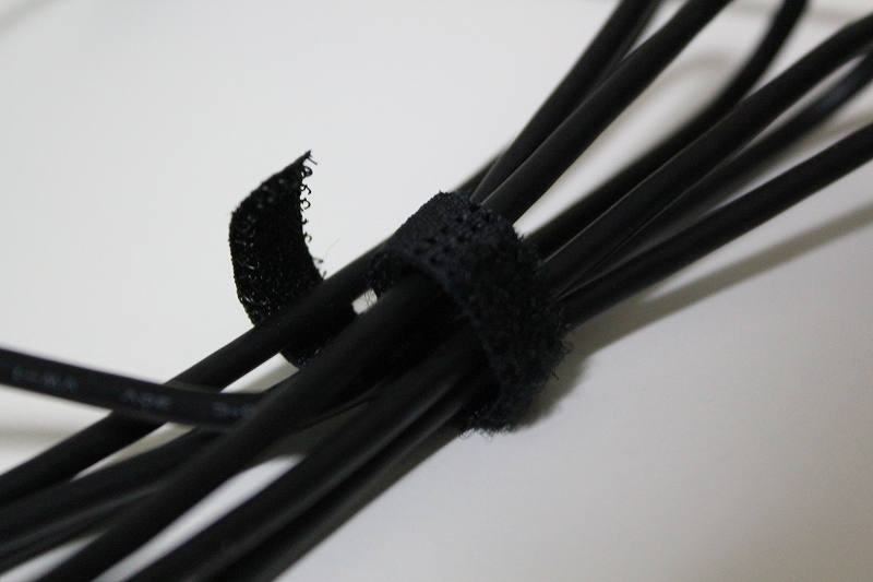 付属のmicroUSBケーブルにはマジックテープ付
