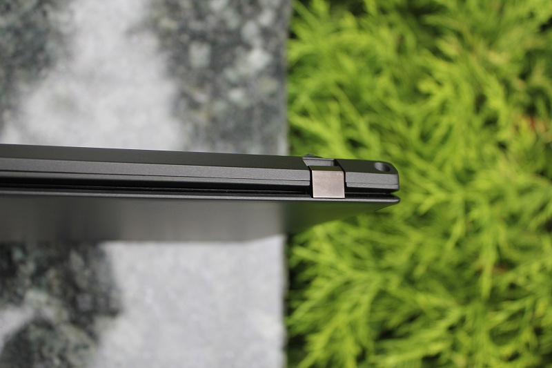 ThinkPad X240s 後側面の角をチェック