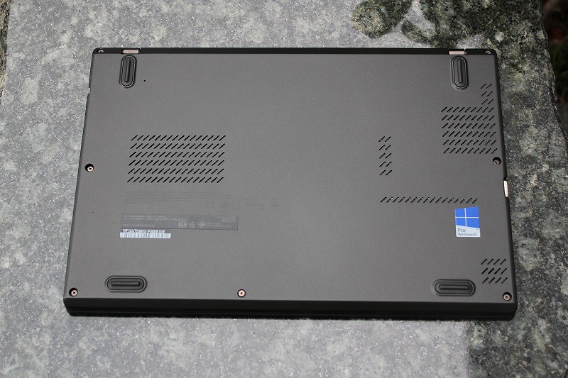 ThinkPad X240sの底面はほぼフラット