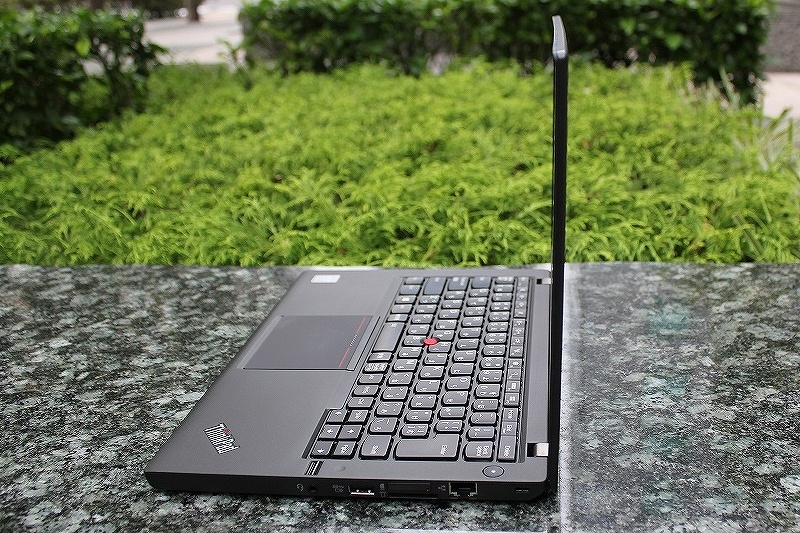 ThinkPad X240s 薄さと安定性を両立
