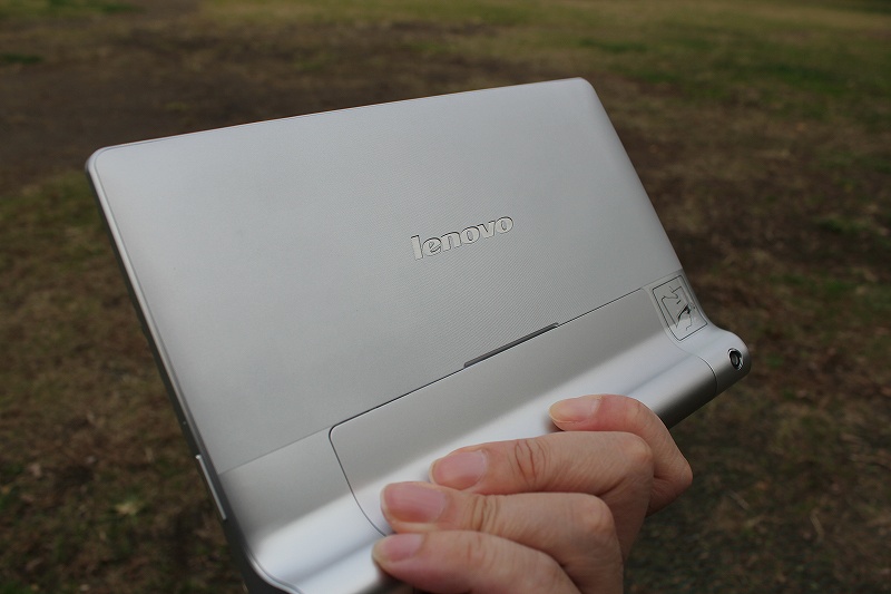 YOGA TABLET 8は掴みやすい形状