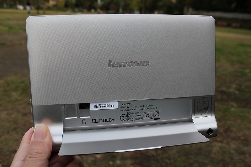 YOGA TABLET 8 裏面(スタンドを開いた状態)