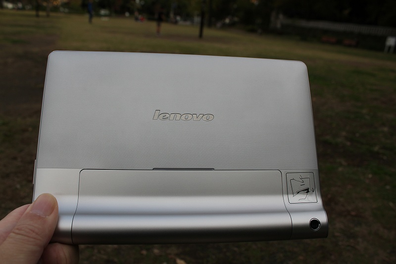 YOGA TABLET 8 裏面(スタンドを閉じた状態)