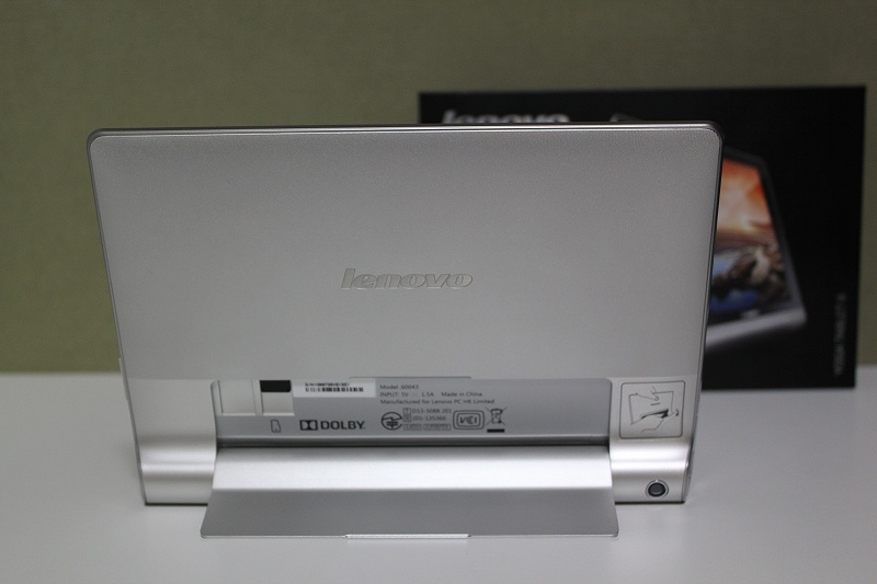 自立するタブレット YOGA TABLET