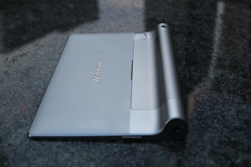 YOGA TABLET 8 左側面