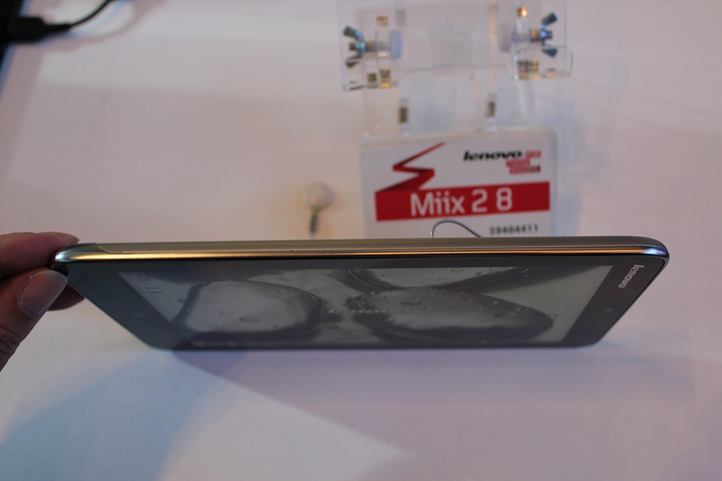 Miix2 8 左側面