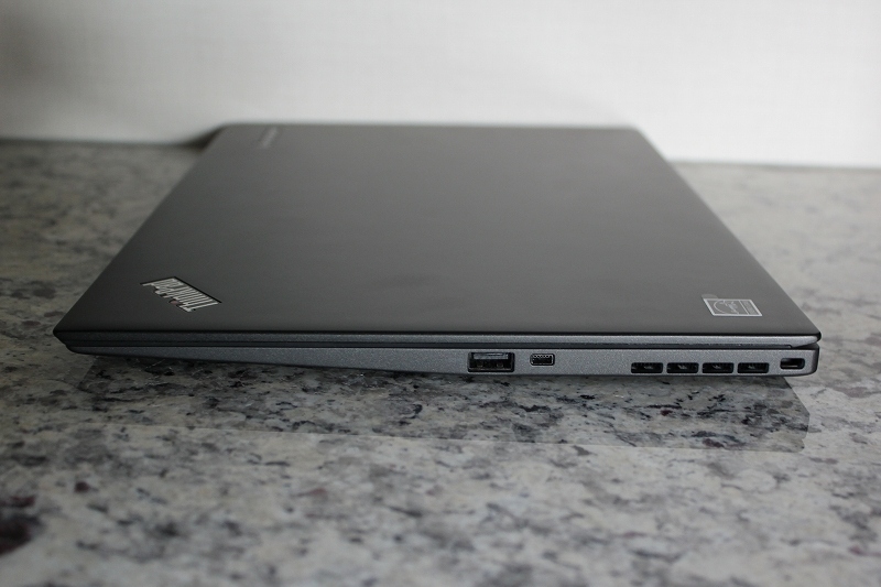 ThinkPad X1 Carbonの右側面