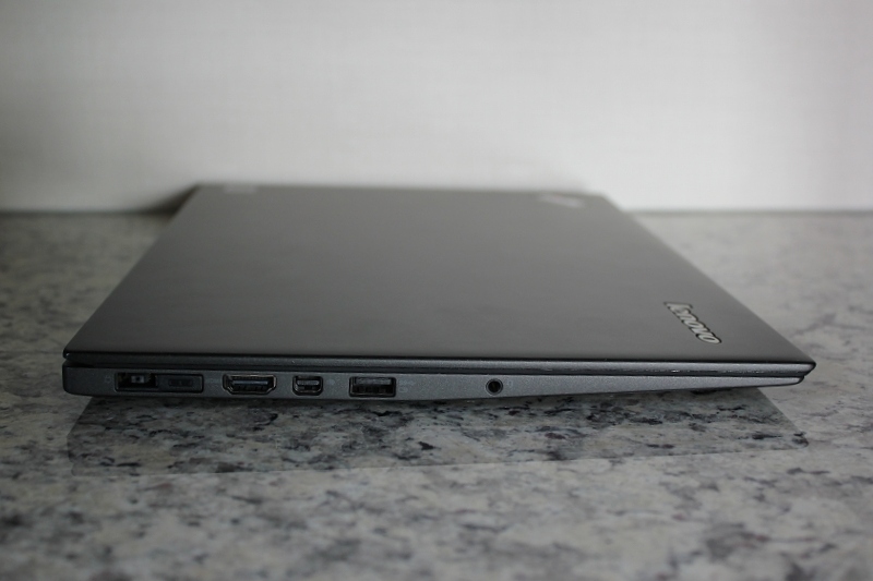 ThinkPad X1 Carbonの左側面