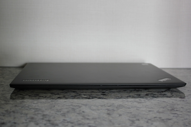 ThinkPad X1 Carbonの前側面
