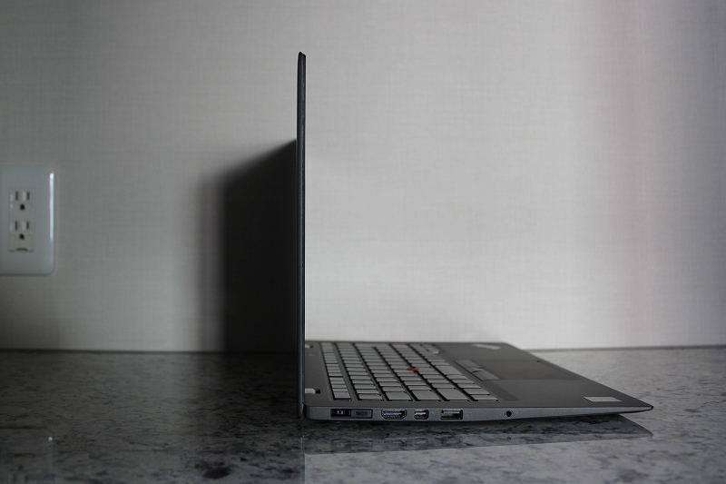 ThinkPad X1 Carbon液晶の薄さ