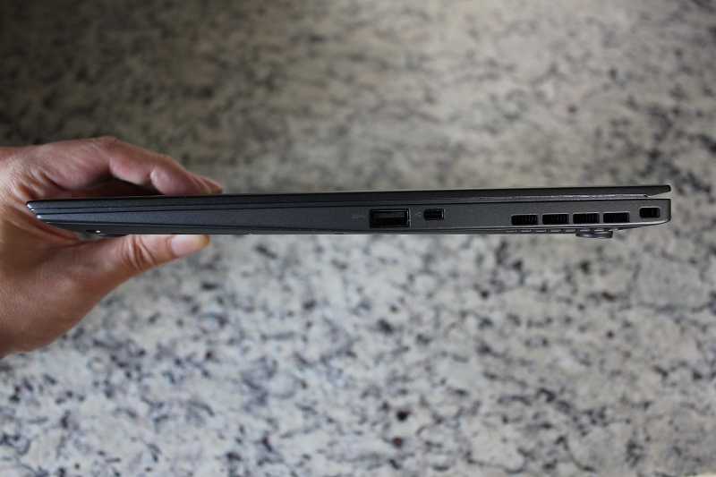 ThinkPad X1 Carbonの厚み
