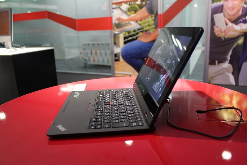 ThinkPad Helix 2015の右側面