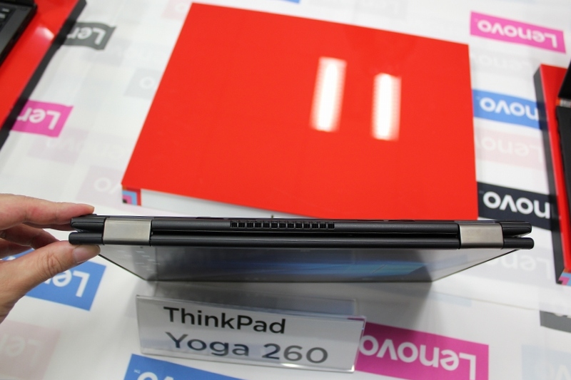 ThinkPad Yoga 260の後側面