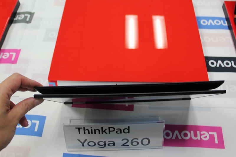 ThinkPad Yoga 260の前側面