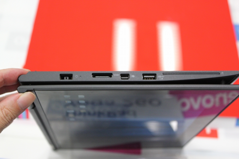 ThinkPad Yoga 260の左側面