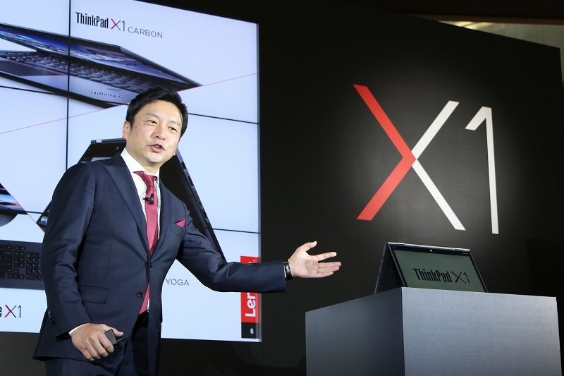 X1を披露するレノボ・ジャパン社長 留目真伸氏