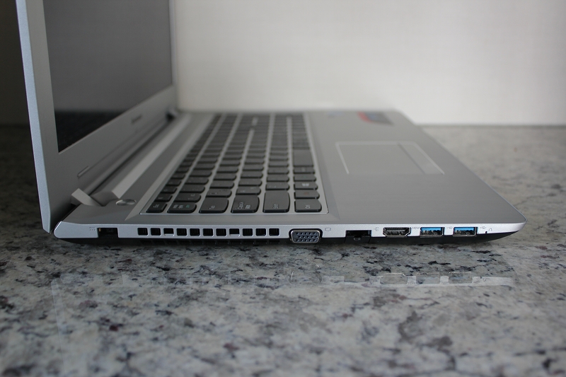 Lenovo Z51 左側面