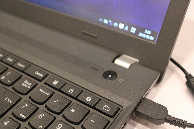 ThinkPad E560のヒンジ部分