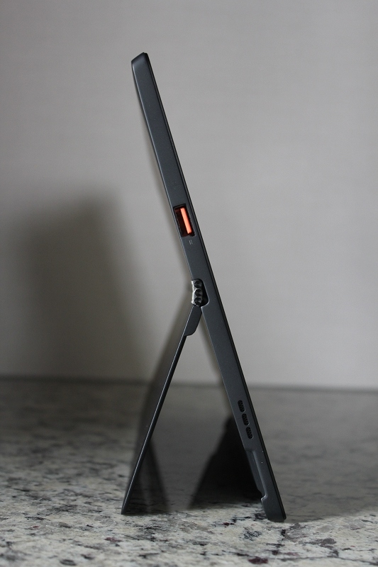 ideapad MIIX 700 左側面