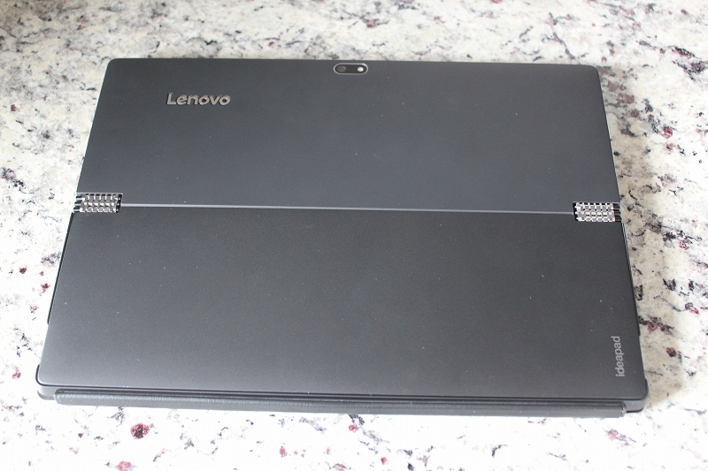 ideapad MIIX 700の背面