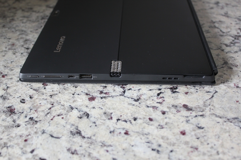ideapad MIIX 700の左側面