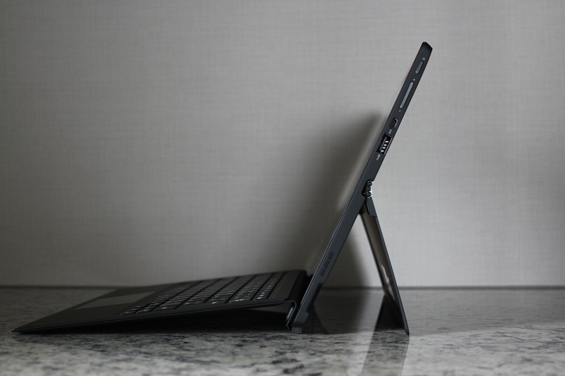 ideapad MIIX 700 右側