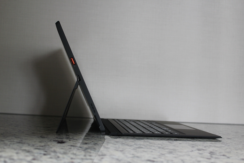 ideapad MIIX 700 左側