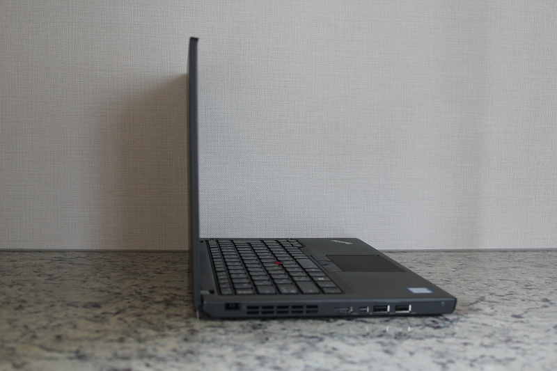 ThinkPad X260を左横から撮影