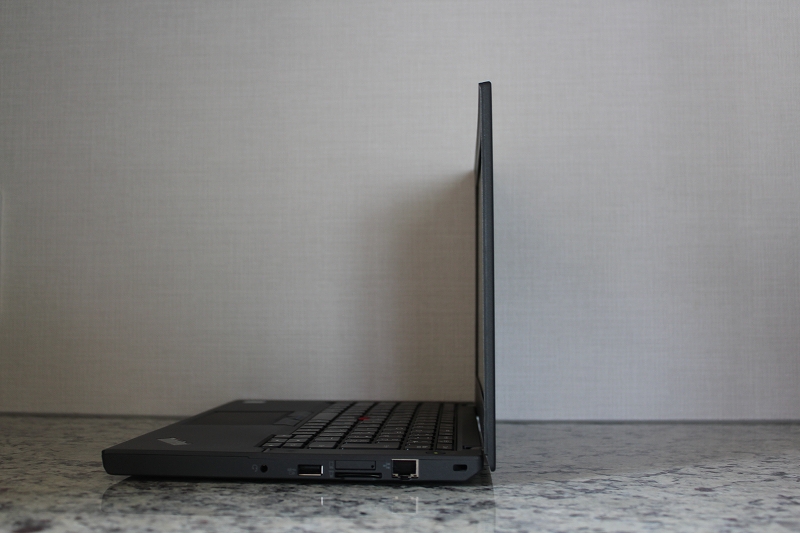 ThinkPad X260を右横から撮影