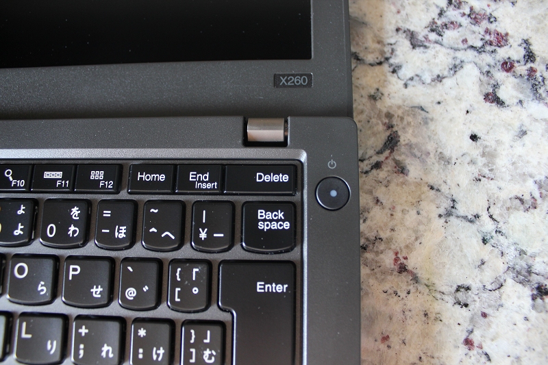 ThinkPad X260の銘板と電源ボタン