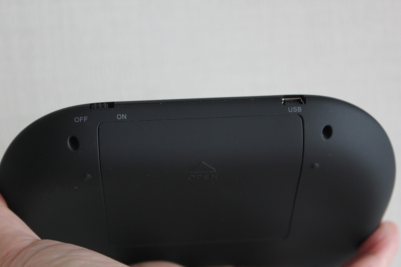 上部側面の電源スイッチとUSB充電ポート