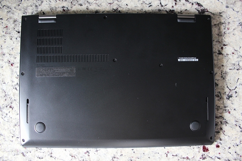 ThinkPad X1 Carbonの底面