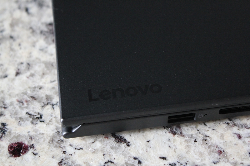 天板のLenovoロゴ