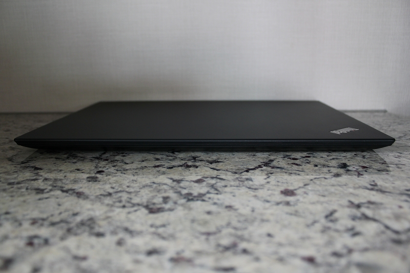 ThinkPad X1 Carbonの前側面