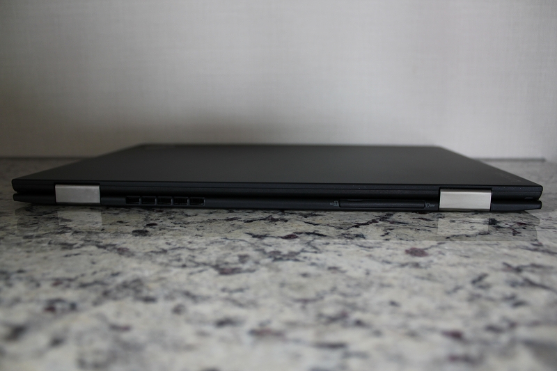 ThinkPad X1 Carbonの背面