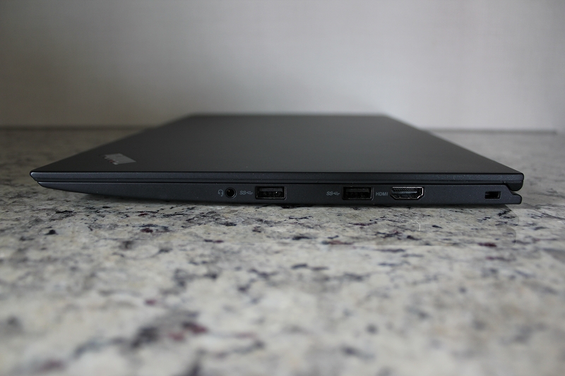 ThinkPad X1 Carbonの右側面