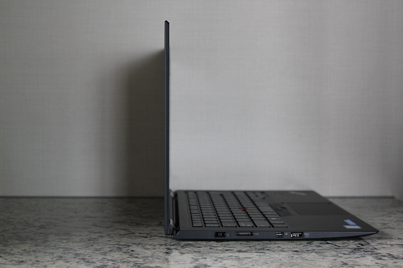 ThinkPad X1 Carbonを開いた時の左側面