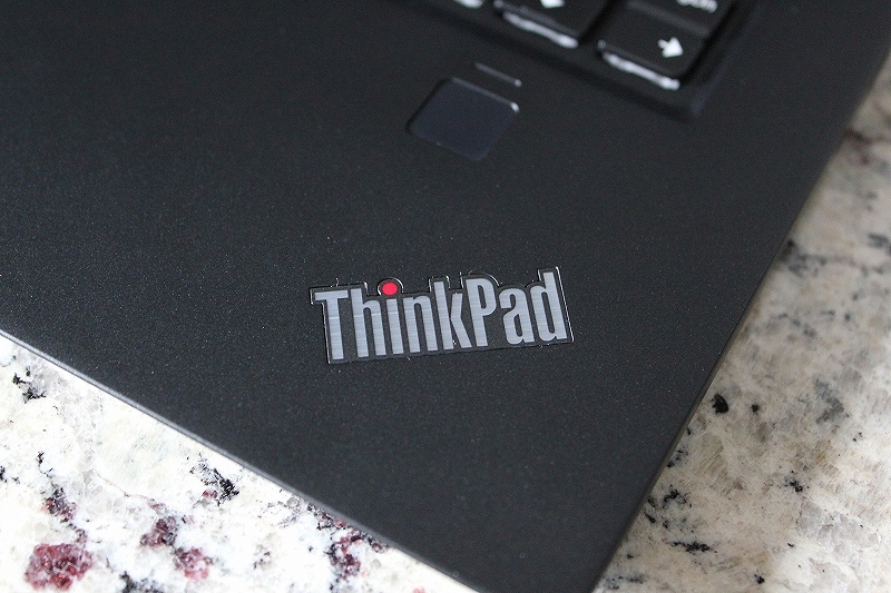 ThinkPad X1 Carbon ロゴと指紋センサー