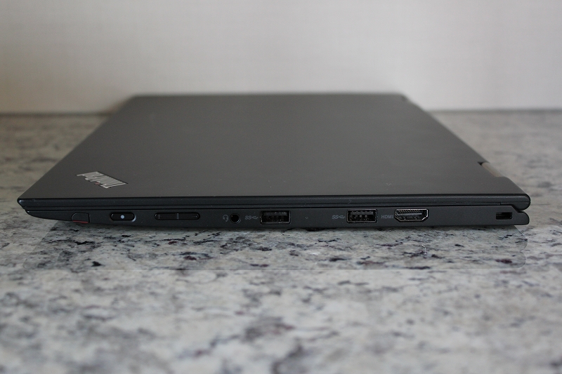 ThinkPad X1 Yogaの右側面