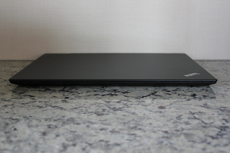 ThinkPad X1 Yogaの前側面
