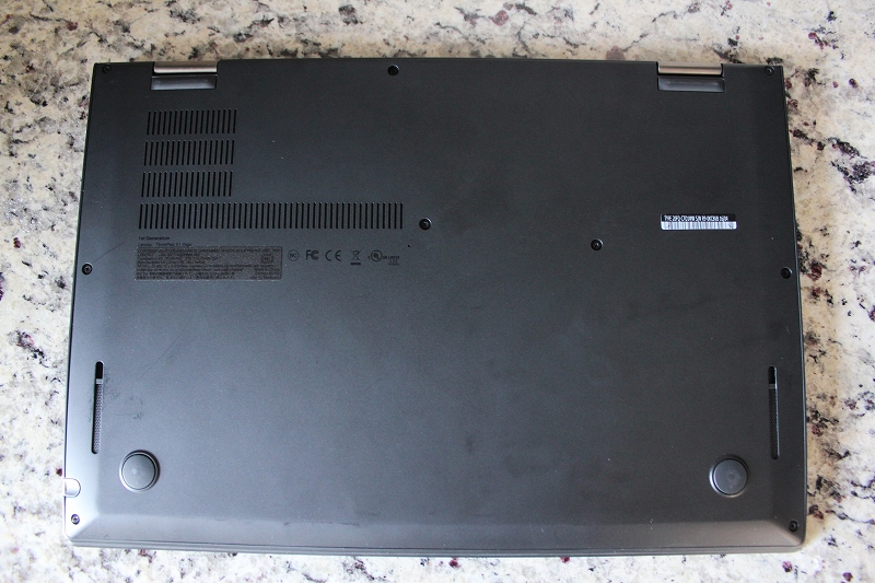 ThinkPad X1 Yogaの底面
