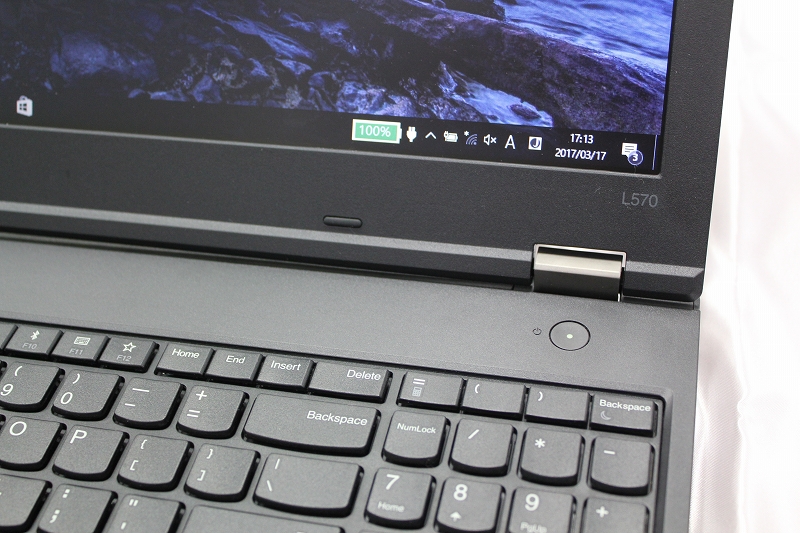 ThinkPad L570 型番銘とヒンジ、電源ボタン付近