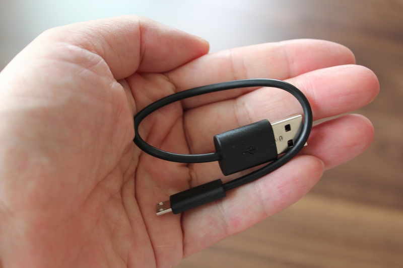 CAPCLIP 約15cm(コネクタを含む全長20cm)のmicroUSBケーブルが付属