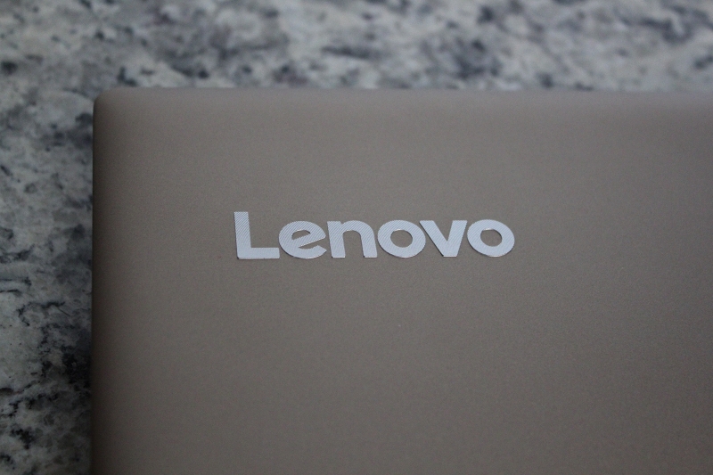 ideaPad 520の天板のLenovoロゴ