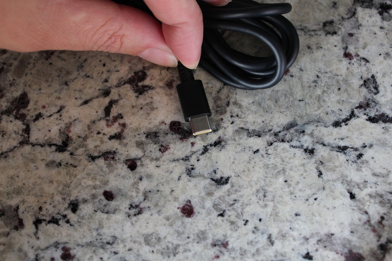 ACアダプターはUSB Type-C採用