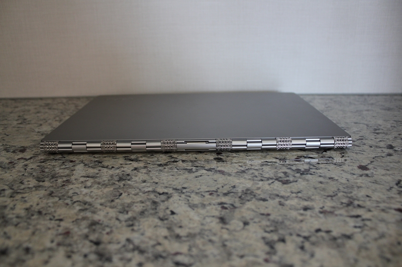 YOGA 920 背側面