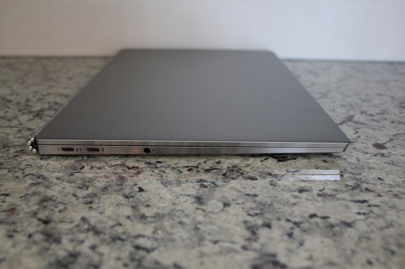 YOGA 920 左側面