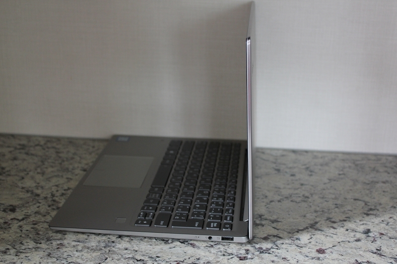 ideapad 720s 右側面