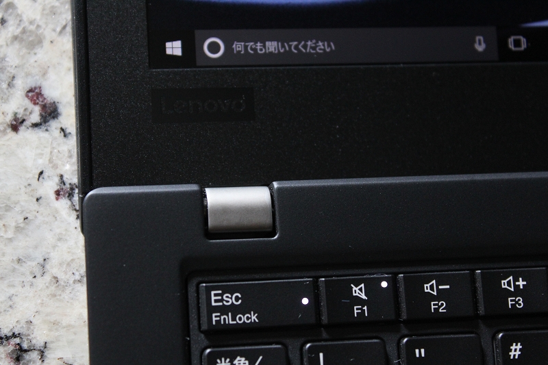ThinkPad X280のヒンジとLenovoロゴ